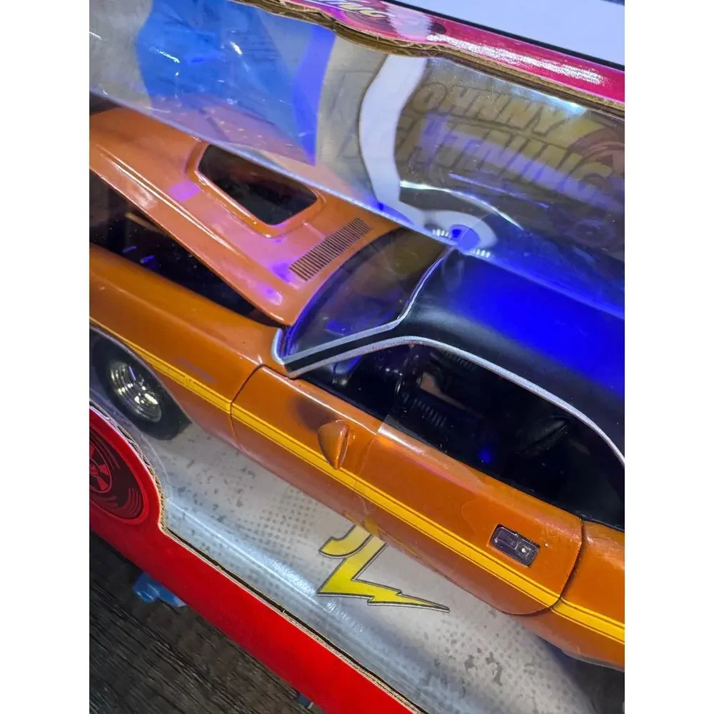Johnny Lightning 1/24 1970 Dodge Hemi Challenger RT